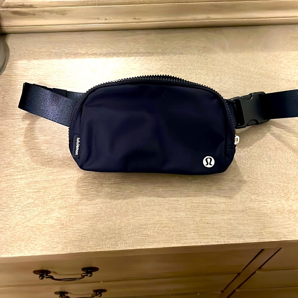 Lulu lemon Fanny Pack, navy blue